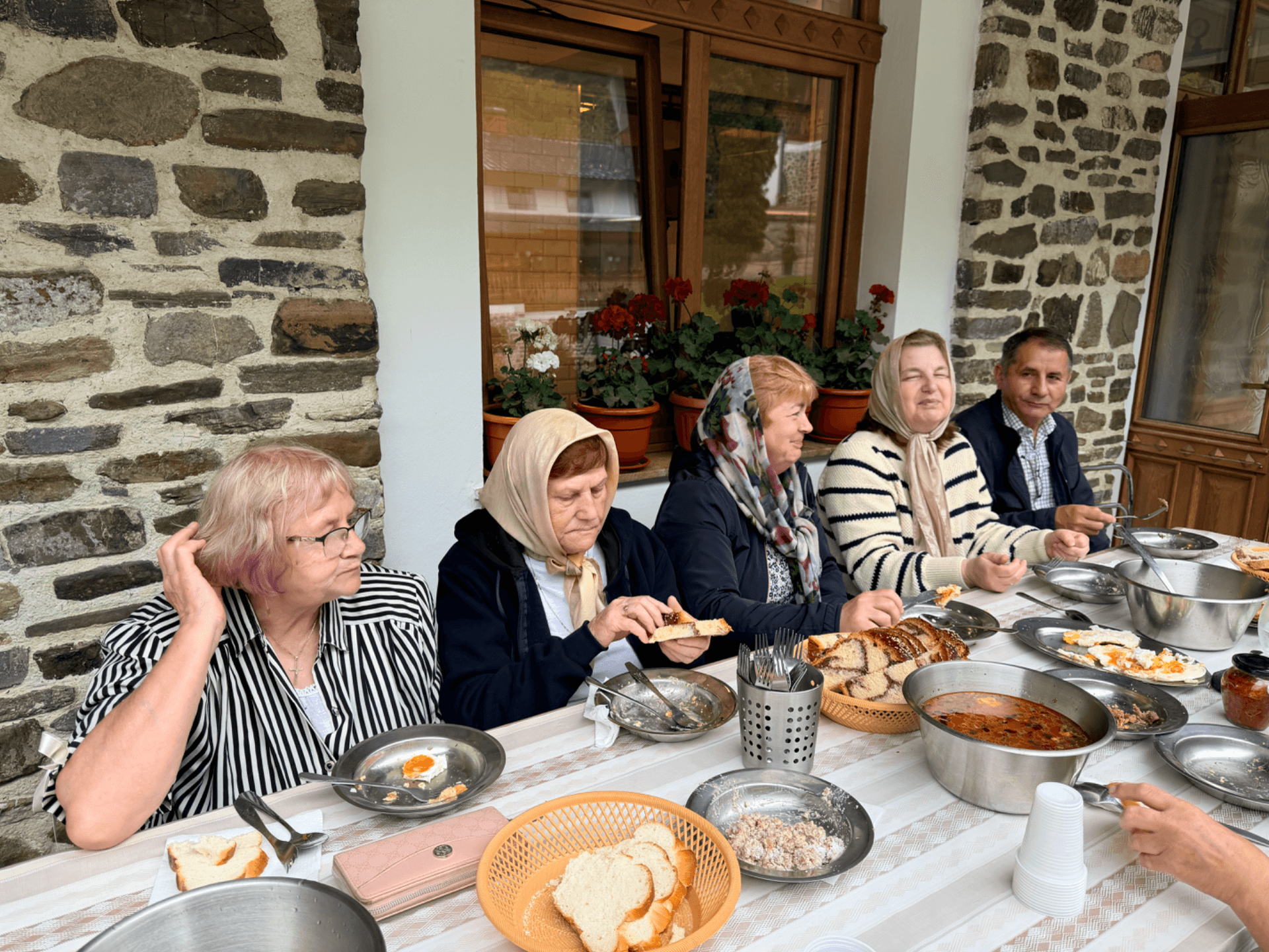 Pelerinaj la mănăstirile nemțene al credincioșilor din parohiile Stejari și Bosanci II — foto 5
