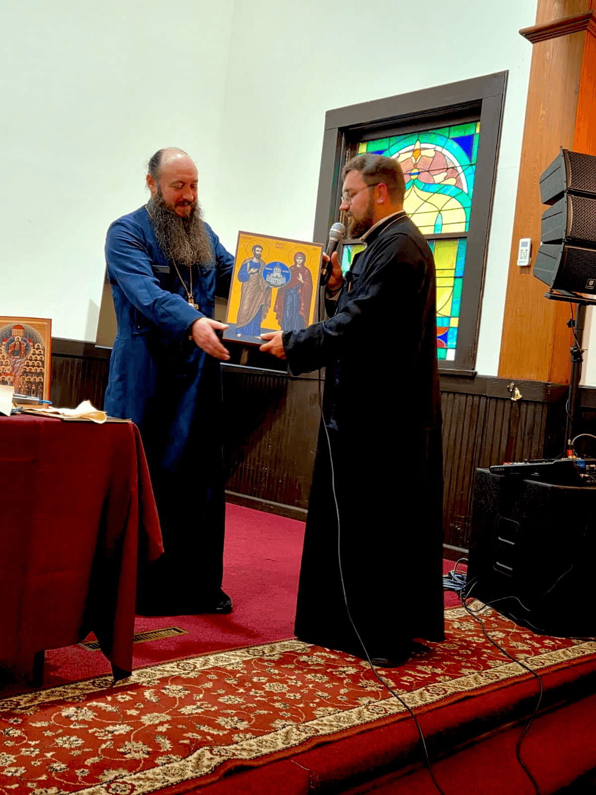 Părintele Andrei Mocanu, parohul din Stejari, Suceava, în mijlocul comunității românești din New Jersey