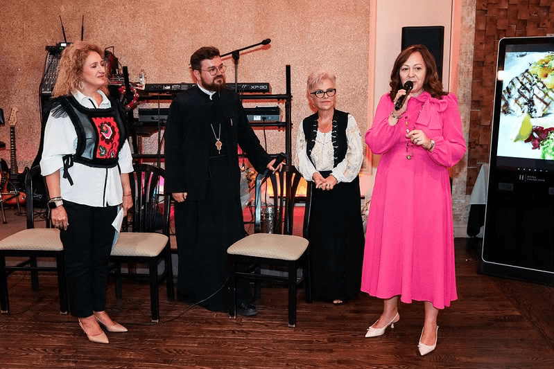 Părintele Andrei Mocanu a conferențiat la New York despre rolul femeii în societate, familie și Biserică — foto 1