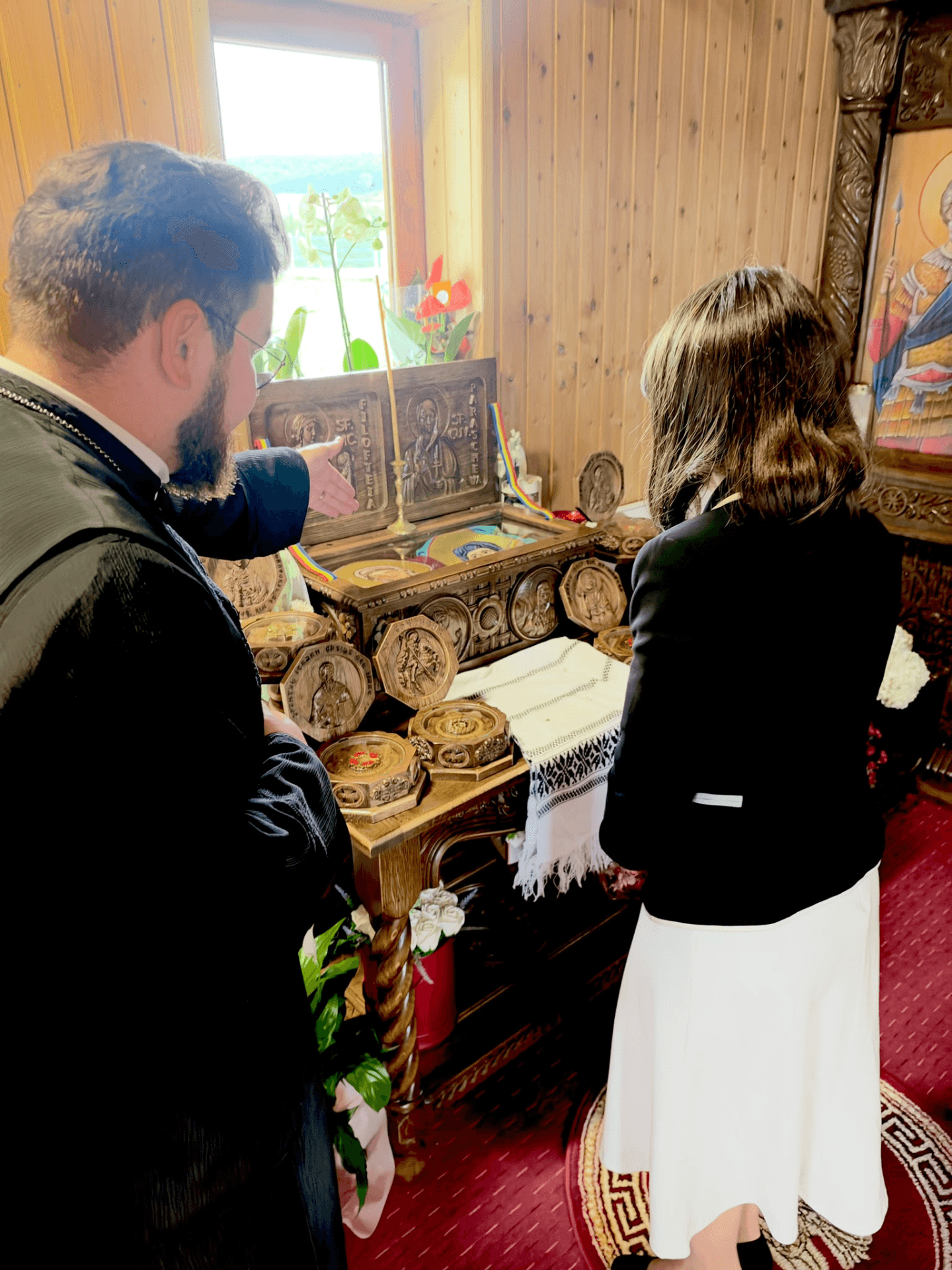 Elise Stan, oaspete al Parohiei „Sfinții Părinți Ioachim și Ana” din Stejari. Un loc în care artiștii neamului vor fi mereu pomeniți — foto 1