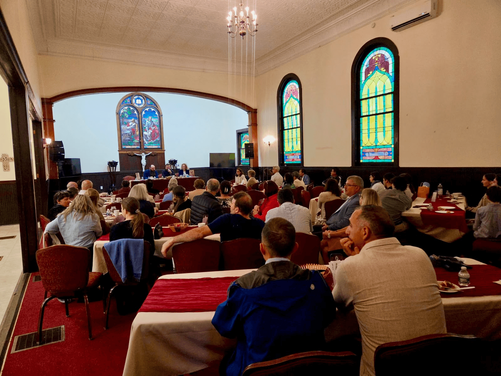 Părintele Andrei Mocanu, parohul din Stejari, Suceava, în mijlocul comunității românești din New Jersey — foto 1