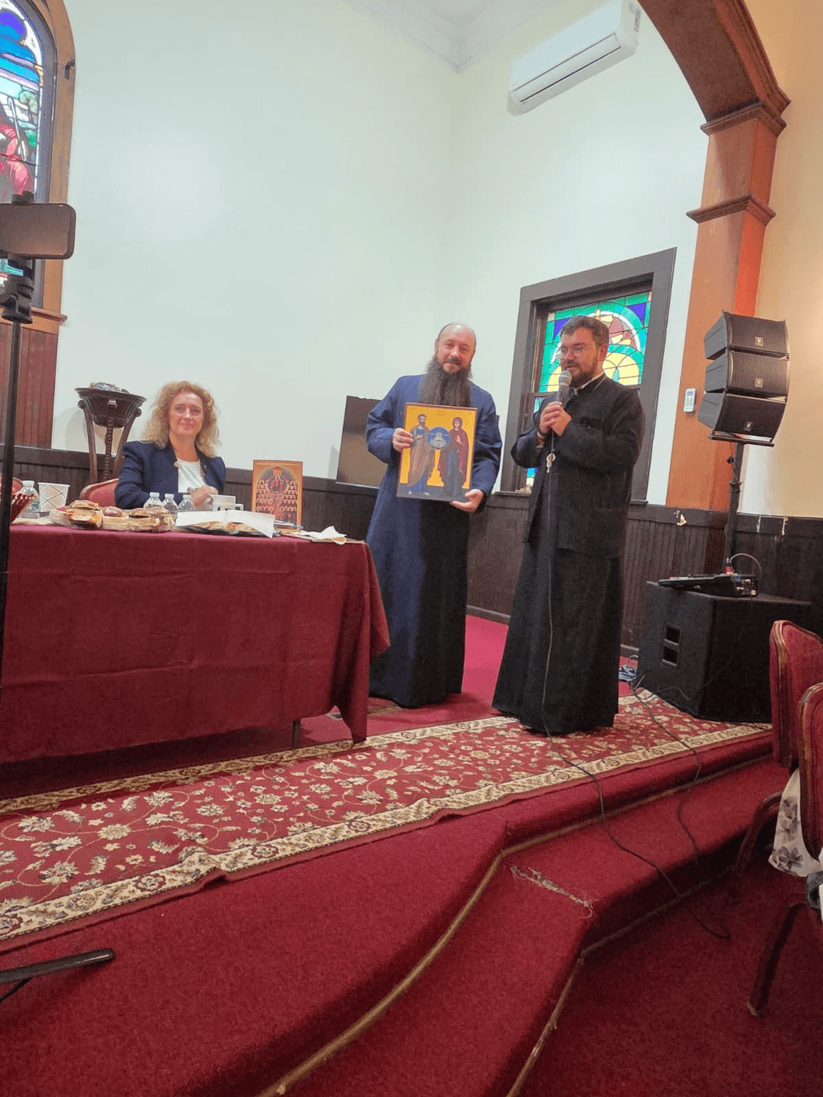 Părintele Andrei Mocanu, parohul din Stejari, Suceava, în mijlocul comunității românești din New Jersey — foto 2